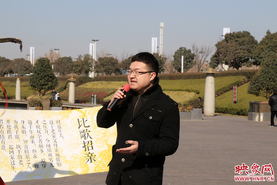 多位在鄭東新區CBD如意湖附近寫字樓上班的單身男性，聞訊前來唱歌應征。