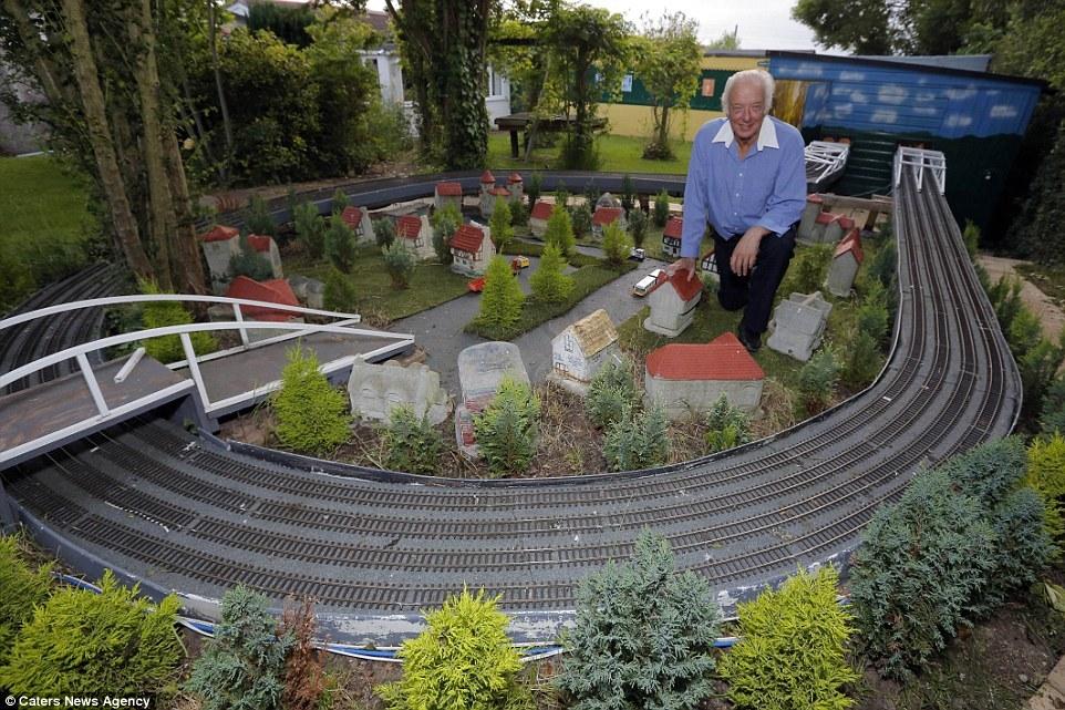 英國老人20年打造300平米“火車樂園” 耗資25萬英鎊