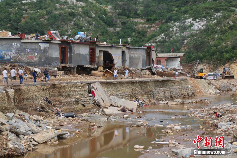 圖為都里鎮(zhèn)小河兩岸的民宅受損嚴重。