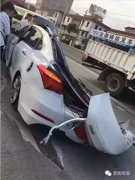 掛車側(cè)翻將轎車壓成鐵餅 司機(jī)大難不死