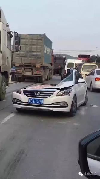 掛車側(cè)翻將轎車壓成鐵餅 司機(jī)大難不死