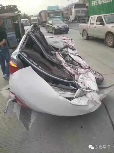 掛車側(cè)翻將轎車壓成鐵餅 司機(jī)大難不死