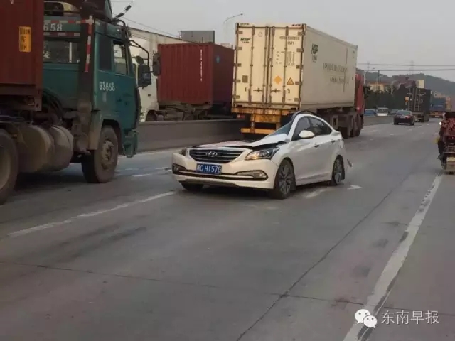 掛車側(cè)翻將轎車壓成鐵餅 司機(jī)大難不死