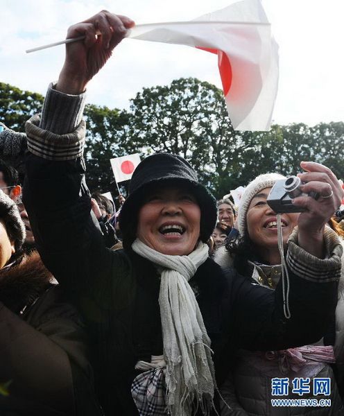 當地時間12月23日，在位于日本東京的皇宮，民眾向明仁天皇祝賀生日。