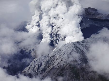 日本長野縣警方直升機拍攝的御岳山噴火照片