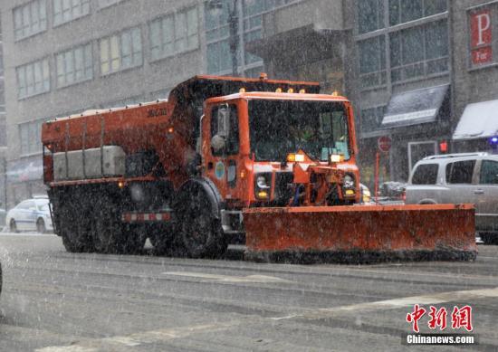 當地時間1月26日開始，美國東北部地區遭遇特大暴風雪天氣的猛烈襲擊。紐約州、新澤西州、馬薩諸塞州等多個州26日宣布進入緊急狀態或發布外出旅行禁令。受特大暴風雪天氣影響，至26日晚，全美當天超過8000架次航班被迫取消或延誤。 中新社發 阮煜琳 攝