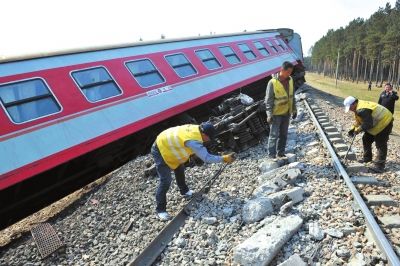 黑龍江列車脫線致15人受傷 乘務員砸窗疏散旅客