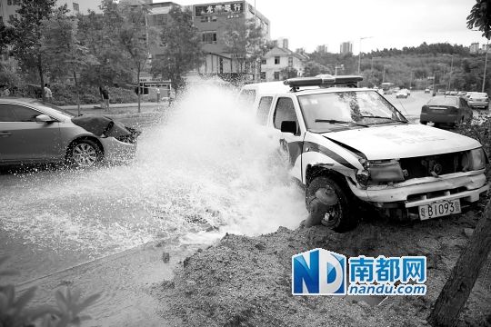 昨日，龍華金龍路，男子開走警車，后撞上消防栓停下，警車車頭受損。