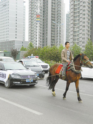 　馬拉汽車引人關(guān)注。