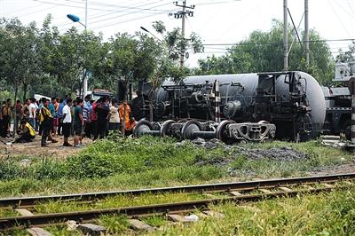 北京一水泥罐車道口搶行撞火車 罐車側翻火車受損