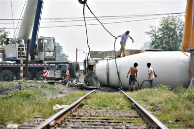 北京一水泥罐車道口搶行撞火車 罐車側翻火車受損