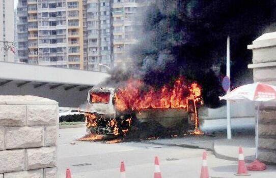 武漢大客車突發自燃成空殼 36人2分鐘有序撤離(圖)