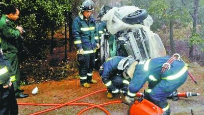 消防官兵正準備拆車門救人。