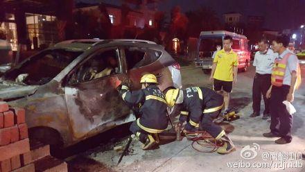 廣東一輛轎車撞上磚頭堆 司機困在駕駛室被燒死