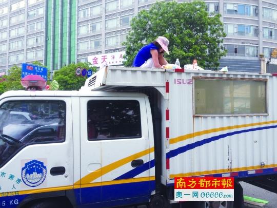 女攤販為拿回被扣鐵架 坐城管車頂22小時(圖)