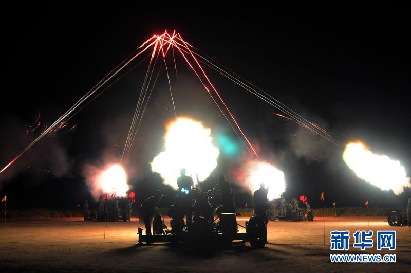 直擊南京軍區(qū)炮兵防空兵夜間瀕海實(shí)彈演練