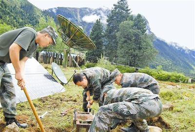 日東哨所官兵與專家一起鋪設線路