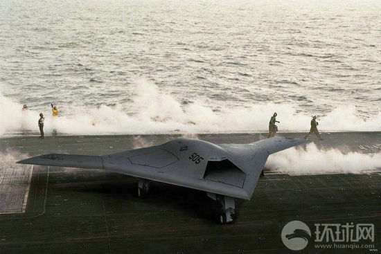 資料圖：X-47B無人機在林肯號航母上進行系統連接測試。