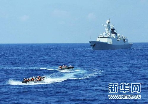 3月28日，十余名臨檢拿捕隊員從玉林艦出發，乘小艇駛向模擬可疑商船的艦只。