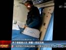 男子砸窗跳火車 乘警一把拉回來(lái)