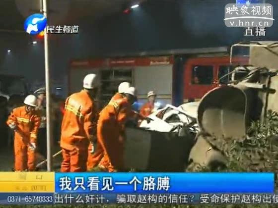 罐車立交下闖紅燈側翻 砸扁越野