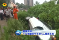 小車側(cè)翻懸空半坡 5人被困車內(nèi)