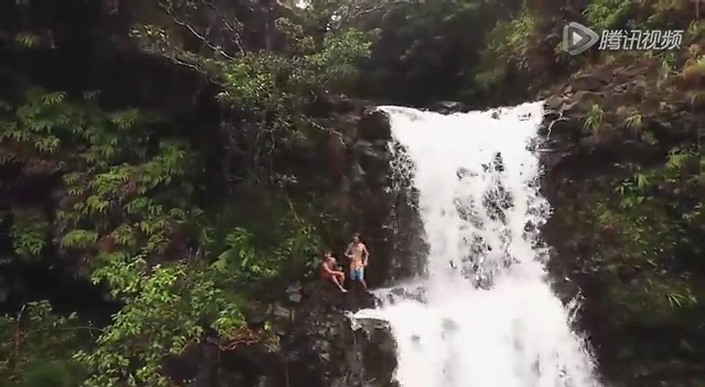 航拍男子在瀑布上戲水 眨眼間被滾滾山洪沖走