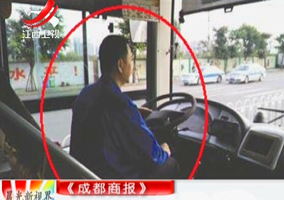 公交司機直播小偷上車 又來倆