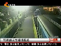 監控拍下三輛火車迎面相撞驚險一幕