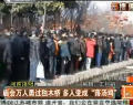 洛陽廟會萬人過獨木橋 多人掉入冷水中