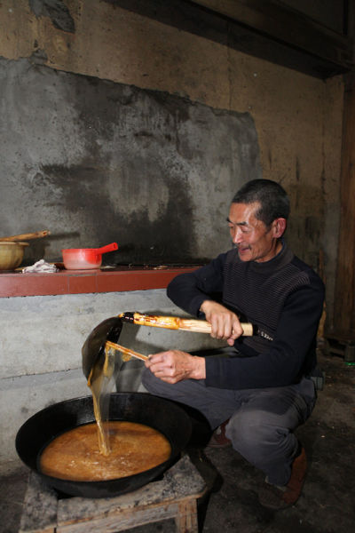 沿襲已久過年風(fēng)俗 農(nóng)戶忙做麥芽糖