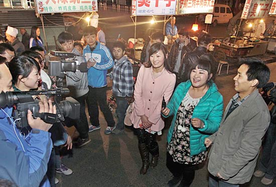 今報讀者“乖乖雁”（左）、“騎士牛仔”（右）和香香一起錄制《香香美食》