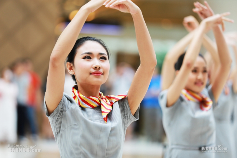 空姐展示《非誠勿擾》版新空乘制服 清純靚麗