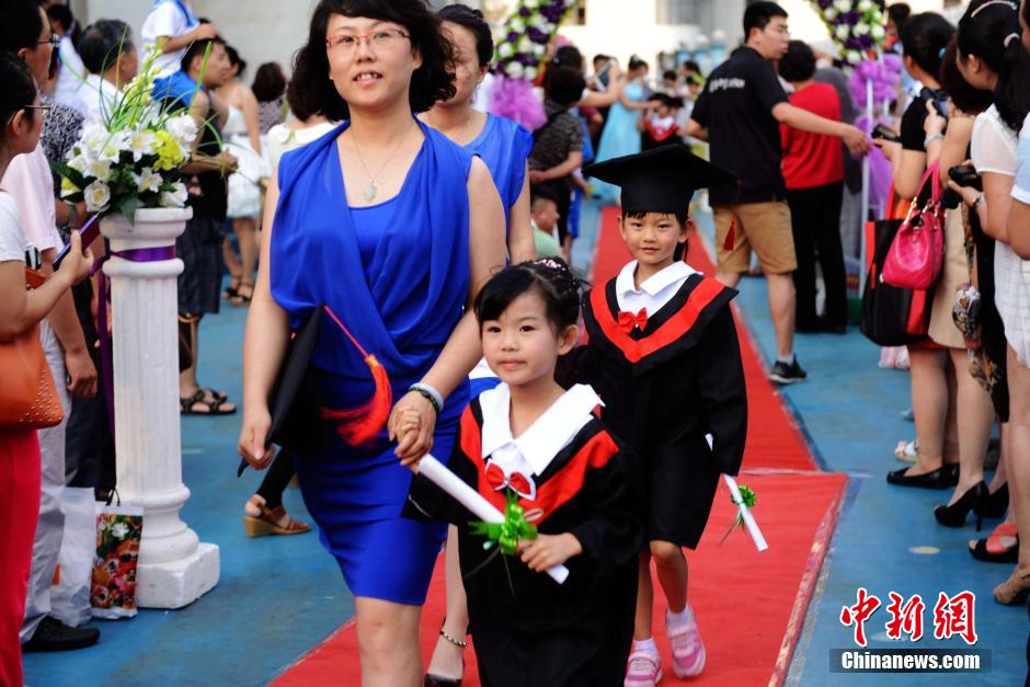 青島一幼兒園畢業走紅毯 父母盛裝出席