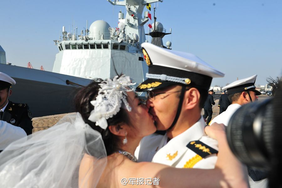 海軍護航編隊辦集體婚禮 054A艦當背景