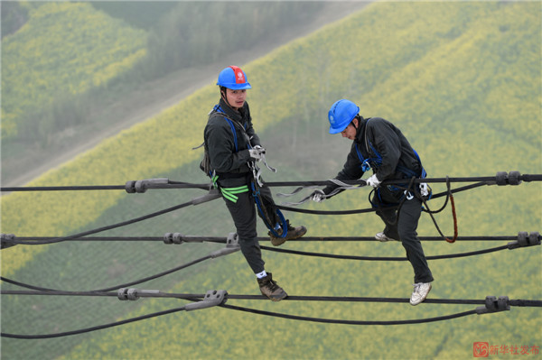 電力檢修工百米高空走電纜