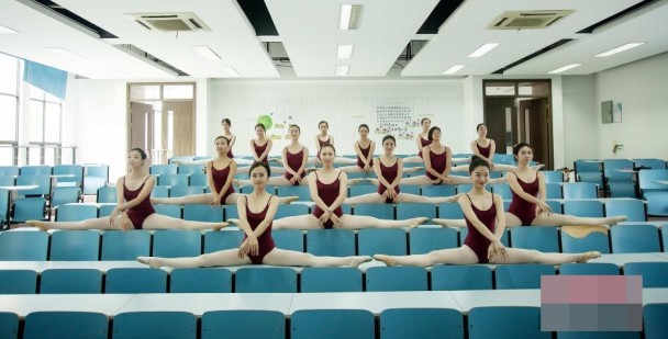 浙江女大學生拍一字馬畢業照