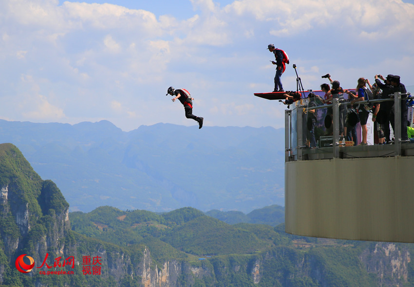 28日，2016世界低空跳傘大賽在重慶云陽龍缸景區正式開賽。圖為選手角逐中。劉政寧 攝