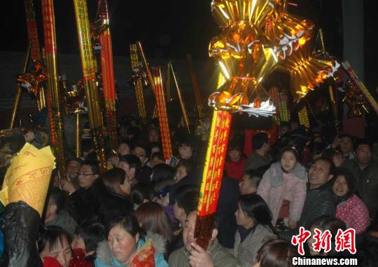 河南淮陽萬人連夜排隊爭燒新年頭炷香為家人祈福